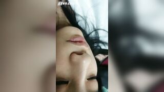 Lần đầu dạy cháu gái mặt non bú cu, Lồn Bé quá dùng toy Mini size Thủ dâm chảy đâySua