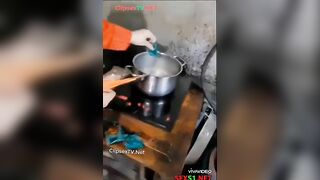Đang nấu ăn thì thằng em chồng ra bắt bu cu rồi địt lút cán