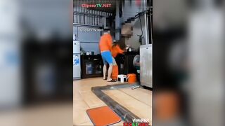 Đang nấu ăn thì bị anh hàng xóm sang gạ địt dạy bú cu địt cho tê lồn dâm đãng