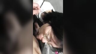 CLip Sex Em người yêu kính cận đòi tụt quần bú mút trong wc