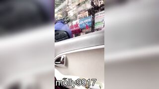 Móc lồn gái dâm trong ô tô trời mưa mát mẻ dâm đãng