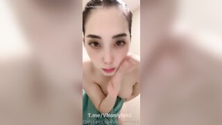 Gái xinh vừa tắm vừa móc lồn