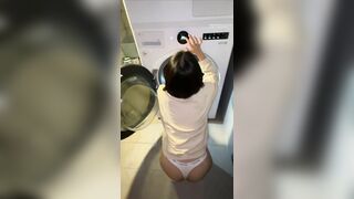 em đang giặt đồ cũng bị anh lôi ra địt