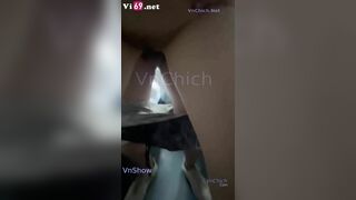 Đi học về chưa kịp cởi đồ anh đã kéo váy em lên chịch tới tấp xuất tinh bóp vú lồn