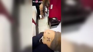 Đi trộm gặp trúng quả chủ dâm đãng kéo vào phòng còn vén váy tận lồn cho xem bắt móc