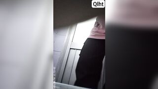 Ql WC em gái đeo kính xinh