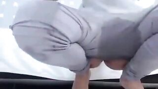 Chị gái rung như giật điện