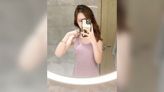 gái xinh mặc đầm body không mặc đồ lót thủ dâm trong nhà vệ sinh tttm