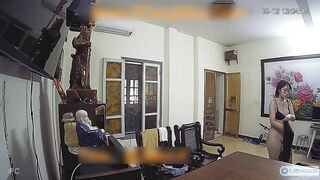 Hack cam phát hiện em dâm nữ kính cận lồn rậm lông nude thay đồ trong phòng khách