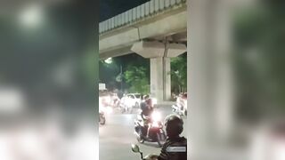 Em gái Việt xinh ngáo đá trần truồng không mặc quần áo đi ngoài đường