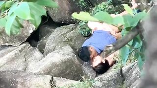 Vô tình quay lén đc cặp đôi ngoại tình trốn lên núi địt nhau public khi đi leo núi