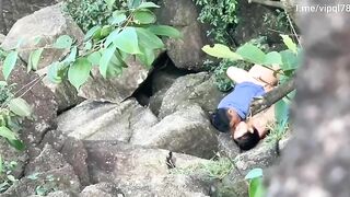 Vô tình quay lén đc cặp đôi ngoại tình trốn lên núi địt nhau public khi đi leo núi