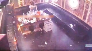 Hack cam quán hát,ông chú hồi xuân trốn vợ đi hát địt luôn e nv trẻ trog phòng hát p2