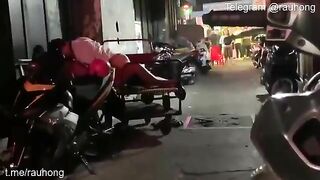 Cặp đôi Tây lông k biết vì sao mà hứng quá cởiđồ địt nhau ngay trg hẻm khi du lịch VN