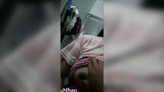 Để con gái l12 ở nhà vs ba dượng và cái kết tối thì mò dú đến tắm ba dượng cũng theo