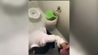 Đưa đứa bạn vào nhà vệ sinh bú cu mà cu to quá làm em nghẹn