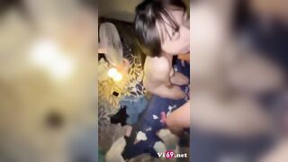 Em nữ sinh đang chịch sướng bỗng anh bắt rút ra để xuất tinh vào miệng