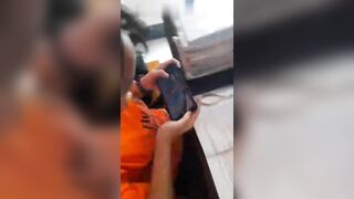 Thằng anh rình nhỏ e gái tắm