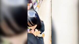 Em họ bú cặc cho anh trai ở siêu thị