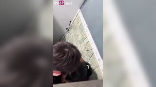 QUAY LÉN ĐÔI HỌC SINH ĐANG ĐỊT NHAU TRONG WC