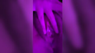 Phương Anh nằm xoa lồn ra nước