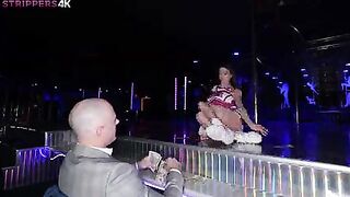 Cô gái nứng lồn đi làm cổ động viên