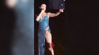 Ca sĩ vừa hát vừa khoe lồn dâm đãng kích thích siêu dâm
