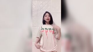 em gái quay video xoa vú, móc lz cho ny 👻👻👻(phần 2)