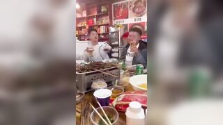 Em gái say rượi khoe vú cho bạn thân xem