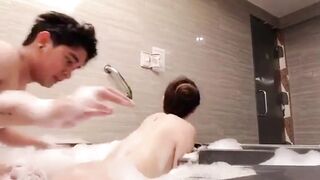 hai vợ ck dắt nhau vào nhà tắm trải nghiệm cảm giác mới🍑🍑🥴🥴