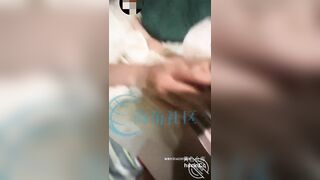 A họ khốn nạn sang phòng gạ đụ e gái,sau nhiều lần sờ mó thì e cũng dạng chân cho đụ