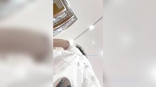 quay lén dưới váy em gái xinh đi siêu thị