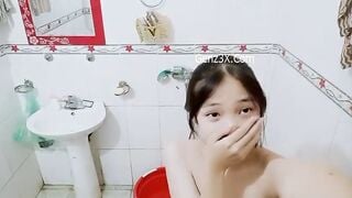 Nguyễn Thị Minh Tuyết 2ka10 Quay Lại Cảnh Mình Thủ Dâm Trong Nhà Tắm 2