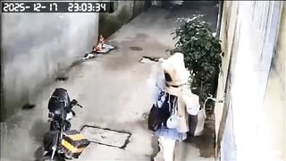 Thanh niên biến thái móc lồn em gái váy ngắn đứng trước nhà