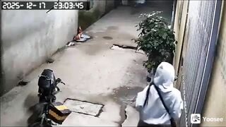 Thanh niên biến thái móc lồn em gái váy ngắn đứng trước nhà