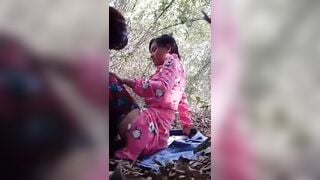 cặp đôi dân tọc thái địt nhau trong rừng