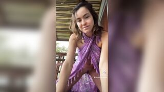 Em quay tiktok khoe thân ngoài trời