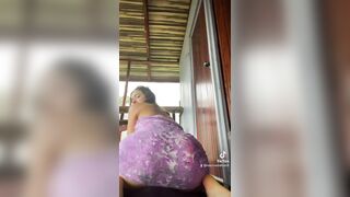Em quay tiktok khoe thân ngoài trời