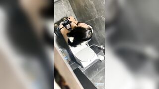 Quay lén e học sinh cute xinh đẹp đi đái trong nhà vệ sinh quán cà phê