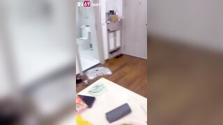 Lén lút bóp vú vợ trước mặt bạn của vợ khi rủ bạn sang nhà ăn lẩu chung