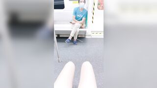 gái xinh ngồi trên tàu điện banh bím cho người lại xem