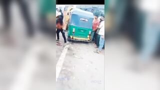 Sao lại tụt quần hở Lồn ra đánh nhau thế