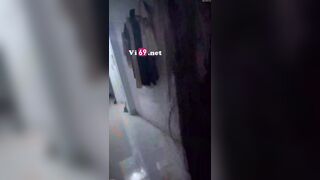 Bắt em cởi đồ sang gõ cửa anh hàng xóm còn đi vòng quanh xóm trọ rồi chịch trước cửa