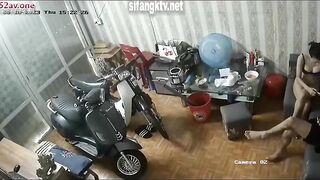 Hack camera nhà chị dâu thấy lồn chị nhiều lông vú chị to
