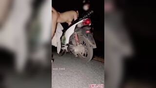 Full hơn 30p clip em gái public cực bạo ngoài quốc lộ trần truồng địt nhau