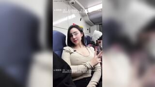 Gái dâm bú cu sục cặc trên xe khách dâm đãng kích thích siêu dâm