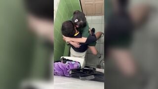 quay lén 2 em học sinh đụ nhau trong nhà wc xém thì bị phát hiện