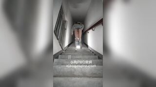 Gái dâm nhét bị sắt vào lồn dâm đãng ra cầu thang thả bị kích thích