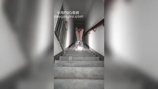 Gái dâm nhét bị sắt vào lồn dâm đãng ra cầu thang thả bị kích thích