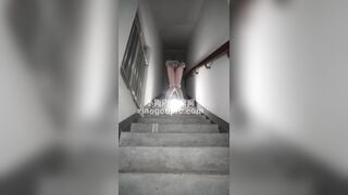 Gái dâm nhét bị sắt vào lồn dâm đãng ra cầu thang thả bị kích thích